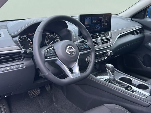 Used 2025 Nissan Altima 2.5 SV w/ SV Premium Package AWD/4WD image 11