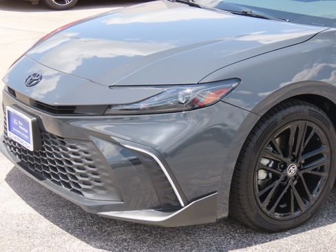 Used 2025 Toyota Camry SE w/ Convenience Package FWD image 3