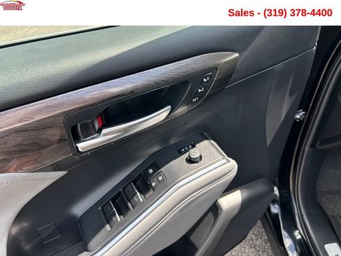 Used 2023 Toyota Highlander Limited AWD/4WD image 11