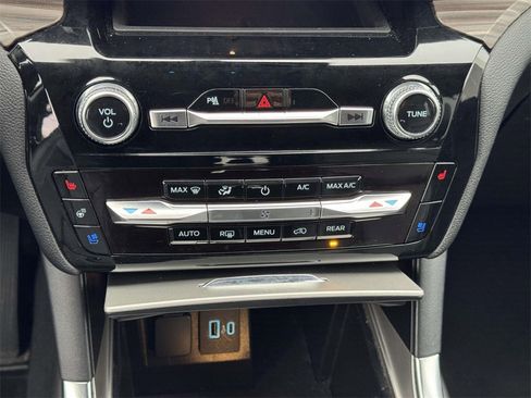 Used 2024 Ford Explorer Limited image 5