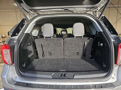 Used 2024 Ford Explorer Limited image 12