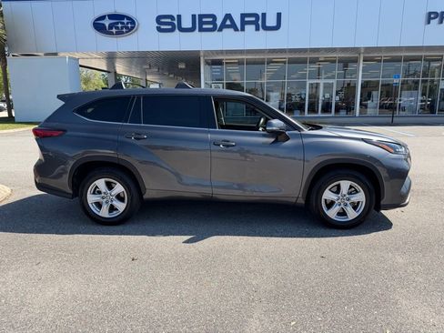 Used 2022 Toyota Highlander LE image 2