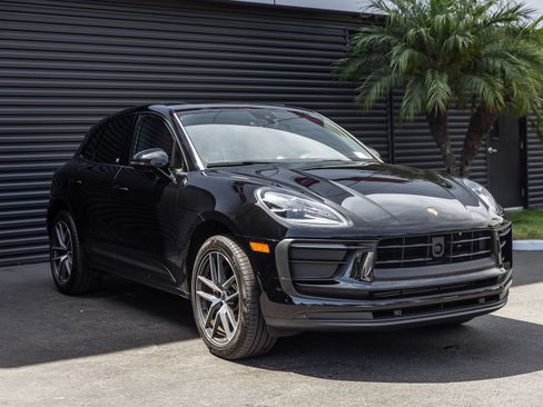 Certified 2026 Porsche Macan AWD/4WD image 6
