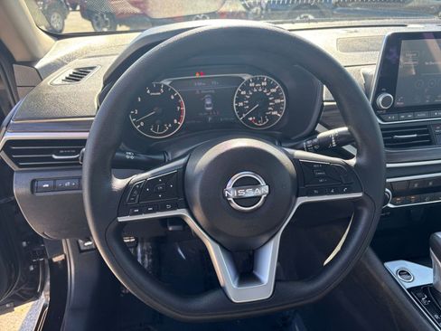 Used 2025 Nissan Altima 2.5 SV FWD image 28