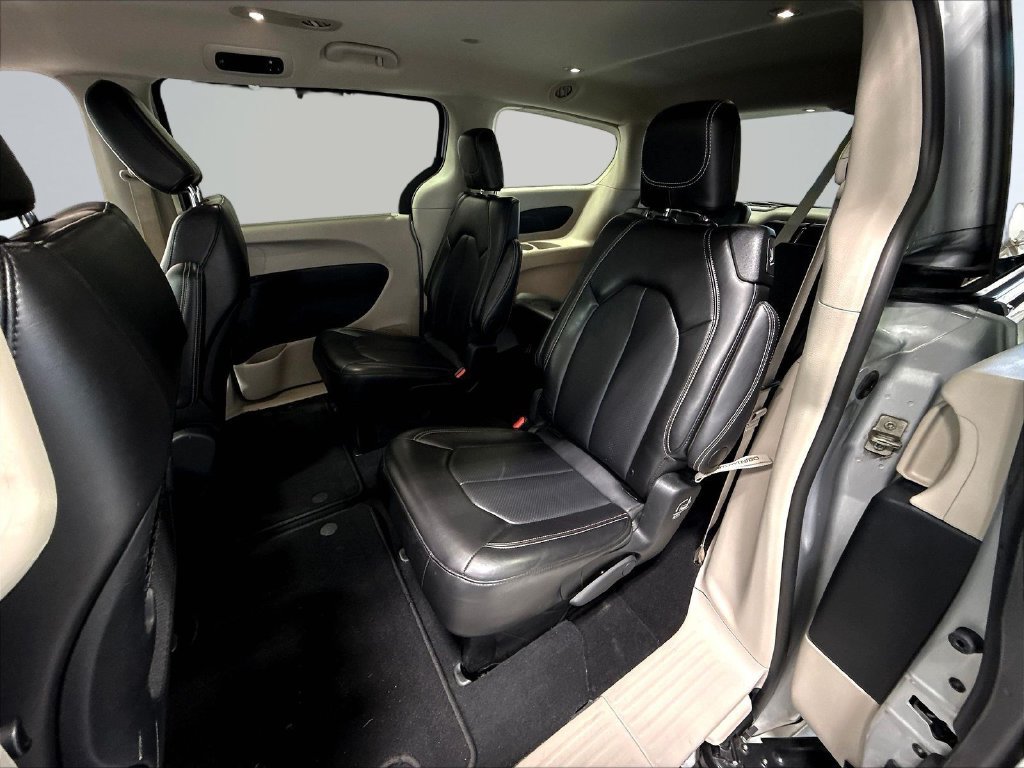 Used 2024 Chrysler Pacifica Touring-L FWD image 23