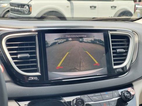 Used 2023 Chrysler Pacifica Touring-L FWD image 19