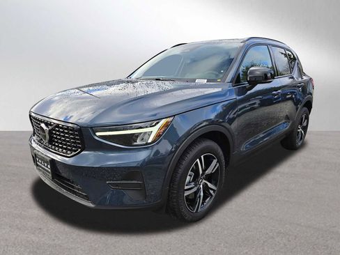 New 2026 Volvo XC40 B5 Core w/ Climate Package image 7