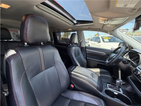 Used 2019 Toyota Highlander SE FWD image 37
