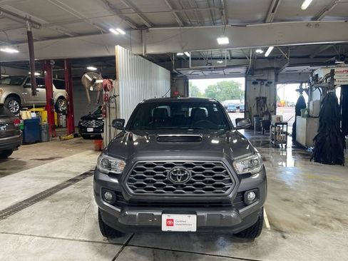 Used 2022 Toyota Tacoma TRD Sport w/ TRD Premium Sport Package AWD/4WD image 3