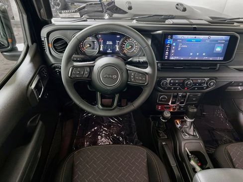 Used 2025 Jeep Gladiator Mojave w/ Convenience Group AWD/4WD image 19