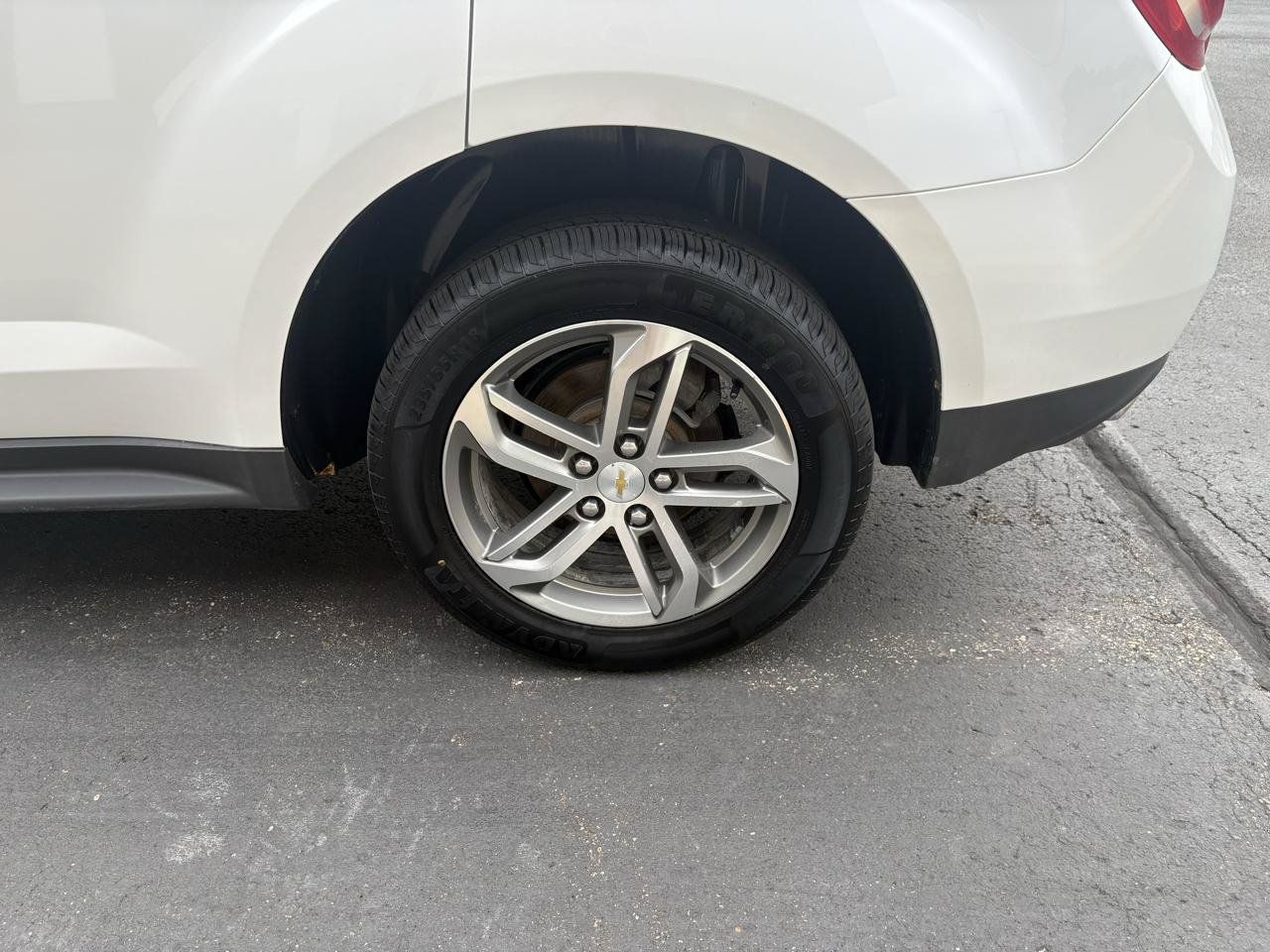 Used 2017 Chevrolet Equinox Premier w/ Enhanced Convenience Package AWD/4WD image 9