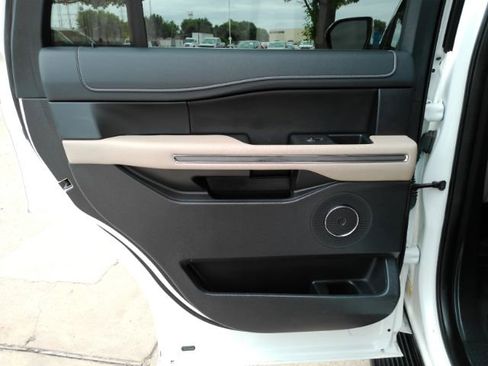 Used 2024 Ford Expedition XLT AWD/4WD image 18