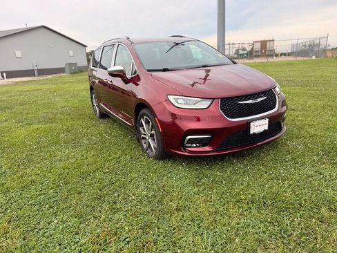 Used 2022 Chrysler Pacifica Pinnacle AWD/4WD image 3