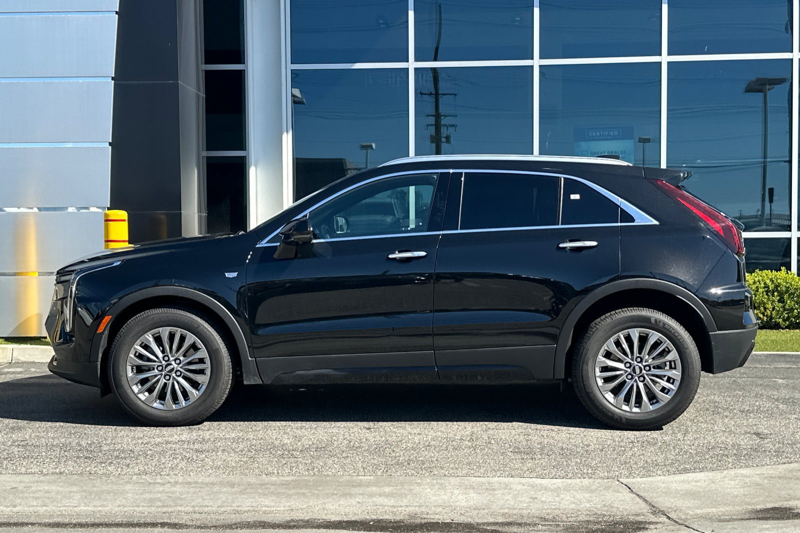 Used 2025 Cadillac XT4 Premium Luxury w/ Cold Weather Package AWD/4WD image 7