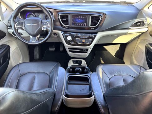 Used 2019 Chrysler Pacifica Touring-L image 19
