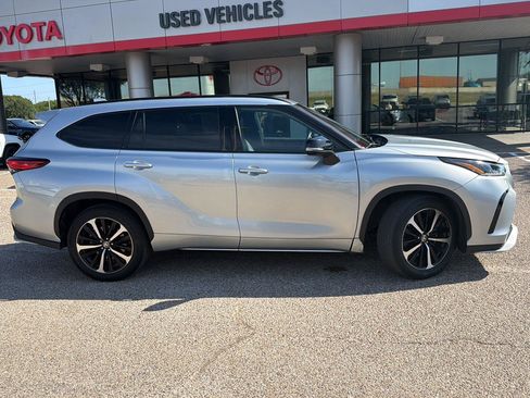 Used 2022 Toyota Highlander XSE FWD image 2
