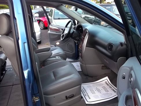 Used 2007 Chrysler Town & Country Limited FWD image 12