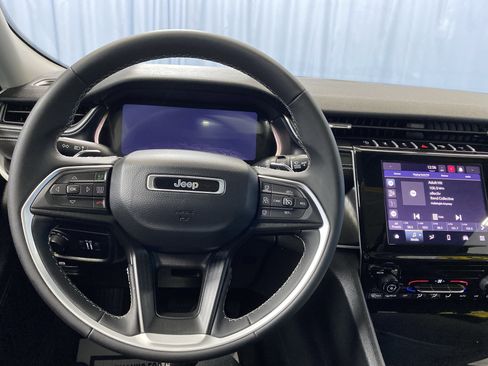 Certified 2024 Jeep Grand Cherokee Laredo X image 18