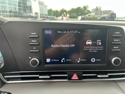 Used 2024 Hyundai Elantra SE FWD image 17