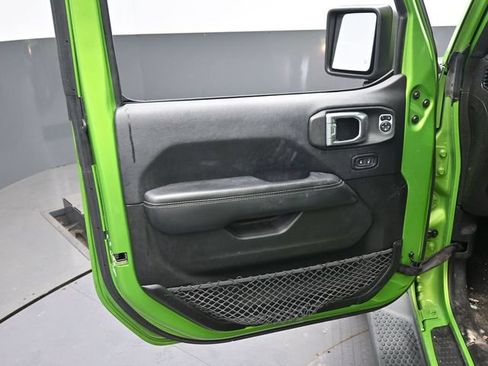 Used 2018 Jeep Wrangler Unlimited Sahara AWD/4WD image 11