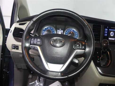 Used 2015 Toyota Sienna XLE FWD image 29
