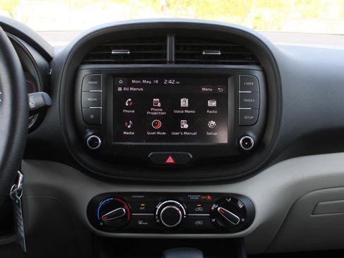 Used 2023 Kia Soul LX w/ LX Technology Package FWD image 12