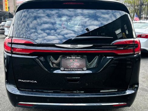 Used 2023 Chrysler Pacifica Touring-L image 5