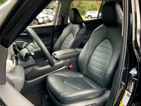 Certified 2023 Toyota Highlander XLE image 7