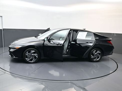 Certified 2025 Hyundai Elantra Limited image 25