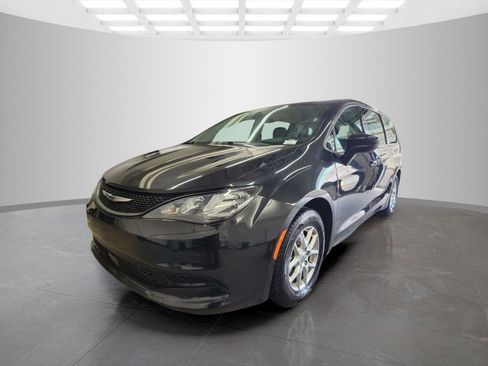 Used 2023 Chrysler Voyager LX FWD image 3
