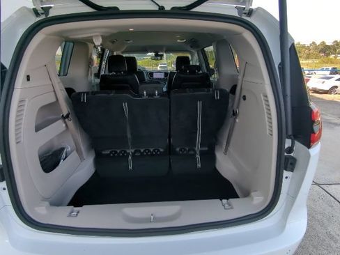 Used 2024 Chrysler Pacifica Touring-L FWD image 17