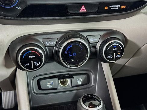 Certified 2023 Hyundai Venue SEL image 17