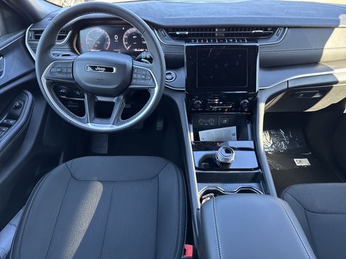 New 2025 Jeep Grand Cherokee L Laredo image 5