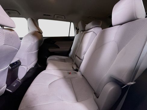 Used 2023 Toyota Highlander L image 25