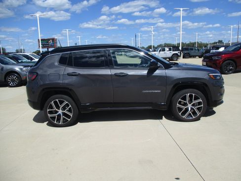 Used 2024 Jeep Compass Limited w/ Elite Group AWD/4WD image 6
