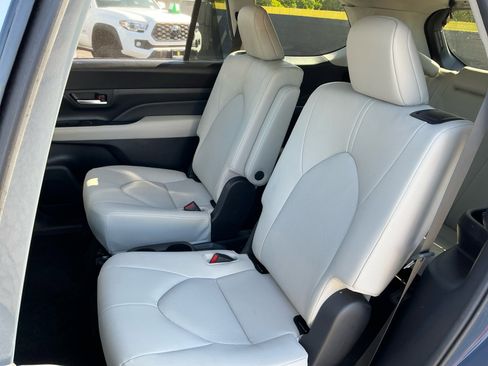 Used 2024 Toyota Grand Highlander AWD image 19