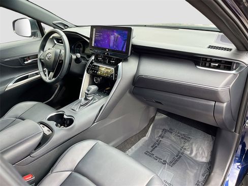Used 2024 Toyota Venza XLE image 29
