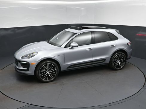 Used 2023 Porsche Macan AWD/4WD image 31