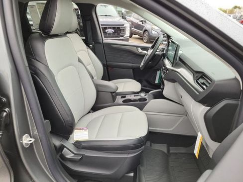New 2025 Ford Escape SE w/ Class II Trailer Tow Package FWD image 15