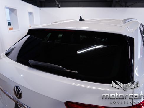 Used 2021 Volkswagen Atlas Cross Sport SE w/ 20" Black Wheels Package image 16