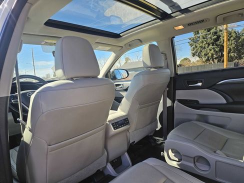 Used 2017 Toyota Highlander Limited Platinum image 24