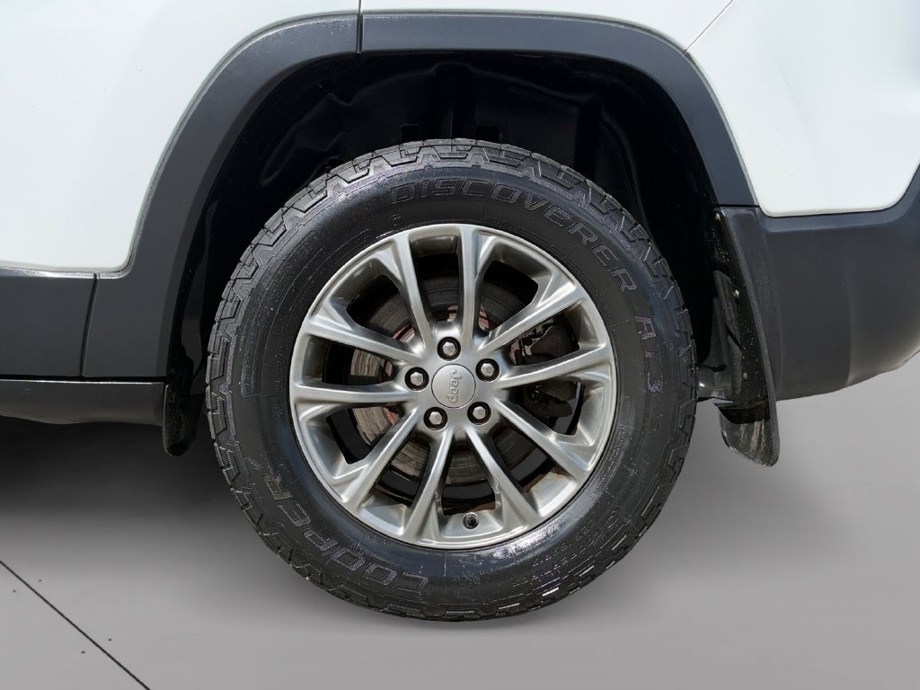 Certified 2019 Jeep Cherokee Latitude Plus w/ Cold Weather Group AWD/4WD image 30