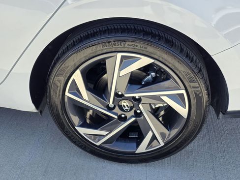 Used 2024 Hyundai Elantra Limited image 33