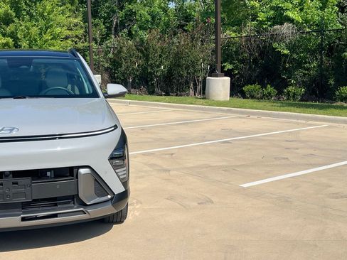 Certified 2024 Hyundai Kona Limited FWD image 3