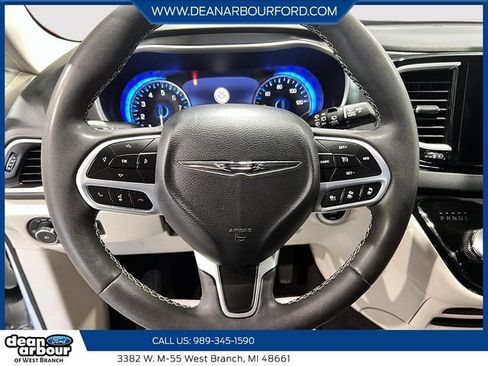 Used 2023 Chrysler Pacifica Touring-L FWD image 12