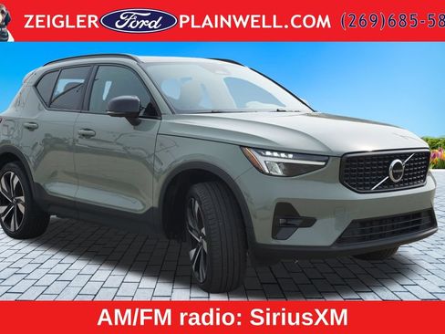 Used 2023 Volvo XC40 B5 Plus w/ Driver Assist Package AWD/4WD image 6