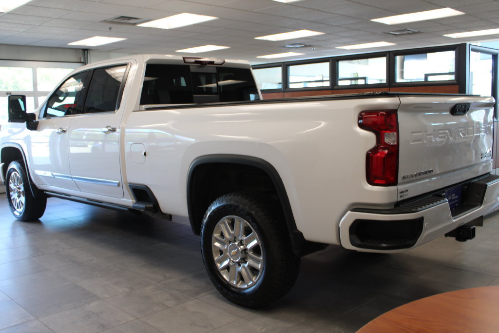 Used 2024 Chevrolet Silverado 3500 High Country w/ High Country Premium Package AWD/4WD image 3