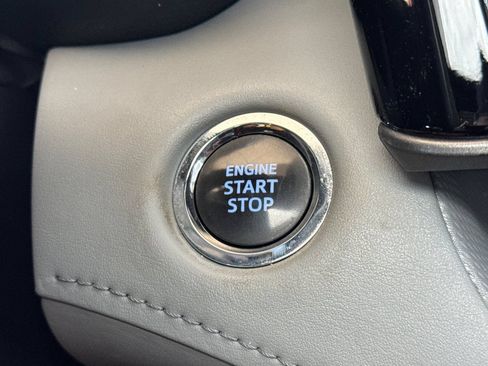 Used 2022 Toyota Highlander XLE AWD/4WD image 28