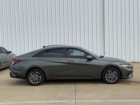 Used 2025 Hyundai Elantra Blue image 3