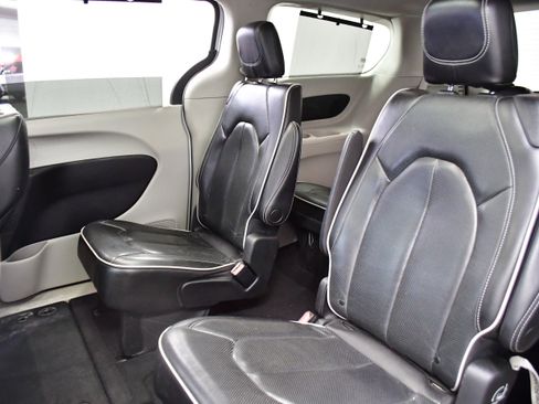 Used 2023 Chrysler Pacifica Limited FWD image 12